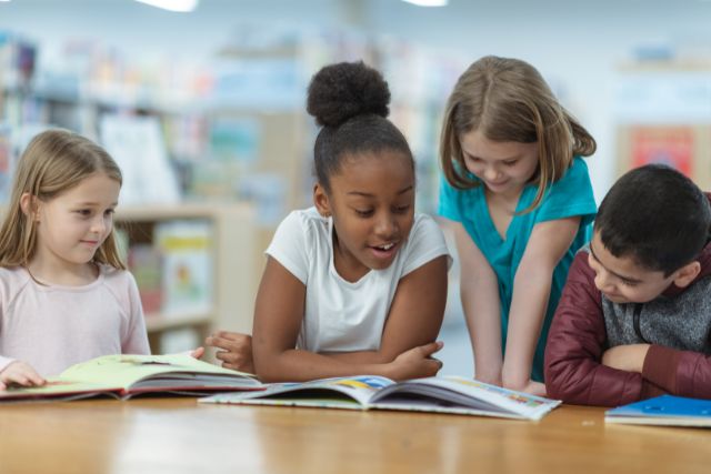 Como criar um ambiente cheio de estímulos para a alfabetização e letramento na escola? Veja dicas! 