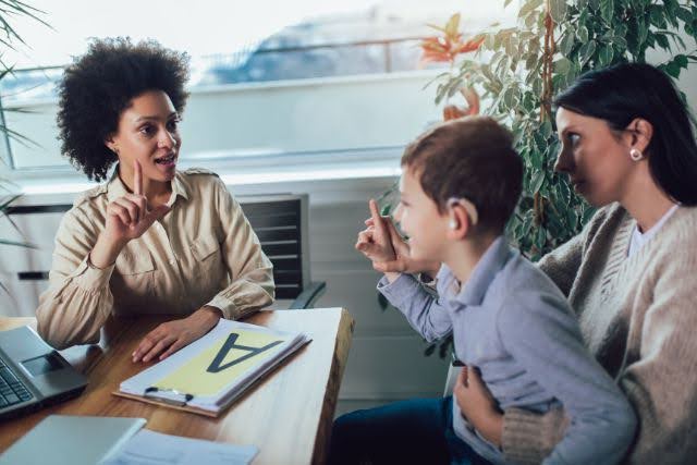 A importância da comunicação em Libras para a inclusão educacional e social 