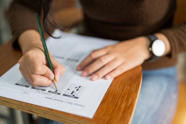 Concursos públicos abertos na área da Educação: oportunidades e como se especializar rapidamente