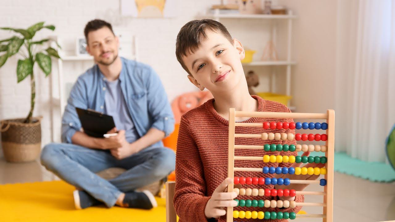 Exemplos de acessibilidade e adaptações curriculares para estudantes com TEA