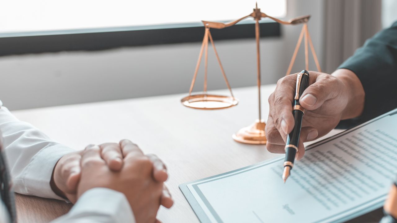 Progressão de carreira no judiciário em 2025: quais tribunais estão atualizando seus planos e como se preparar com os cursos do INE
